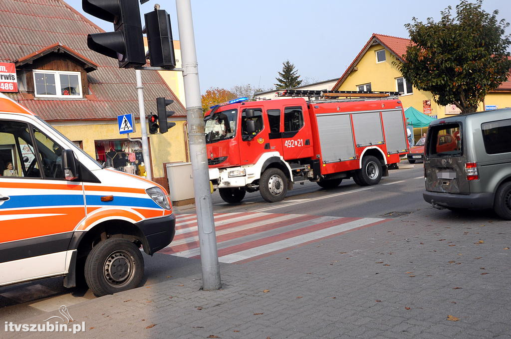 Kolizja autobusu z s/o w centrum Szubina