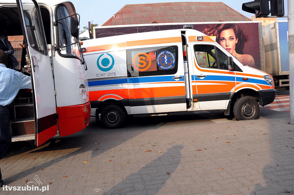 Kolizja autobusu z s/o w centrum Szubina