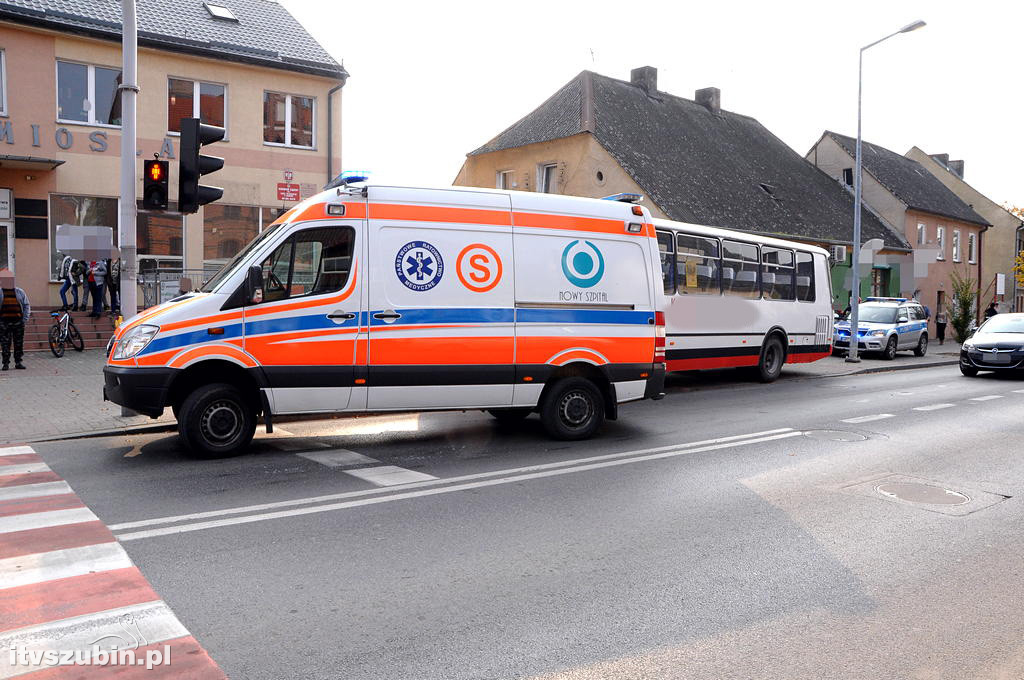 Kolizja autobusu z s/o w centrum Szubina