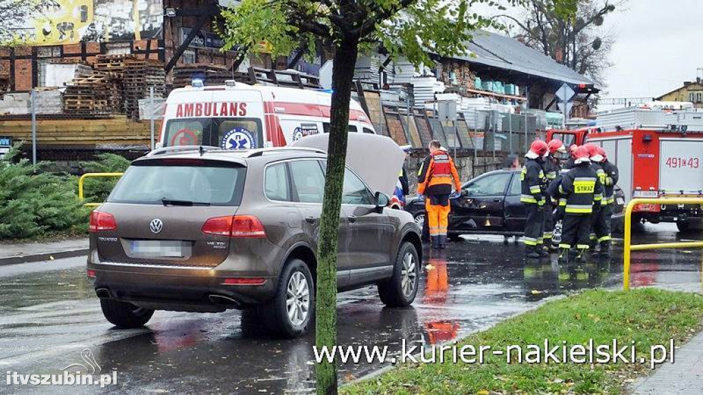 Kolizja osobówek na skrzyżowaniu w Nakle