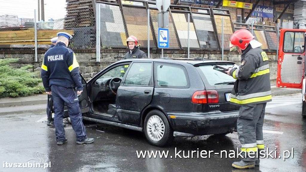 Kolizja osobówek na skrzyżowaniu w Nakle