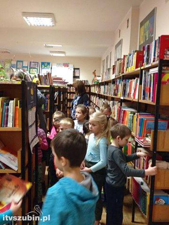 Najmłodsi z Kowalewa z wizytą w bibliotece, pizzerii i domu kultury