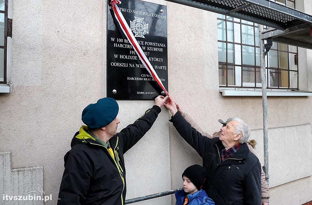 Harcerska tablica na murach MZS