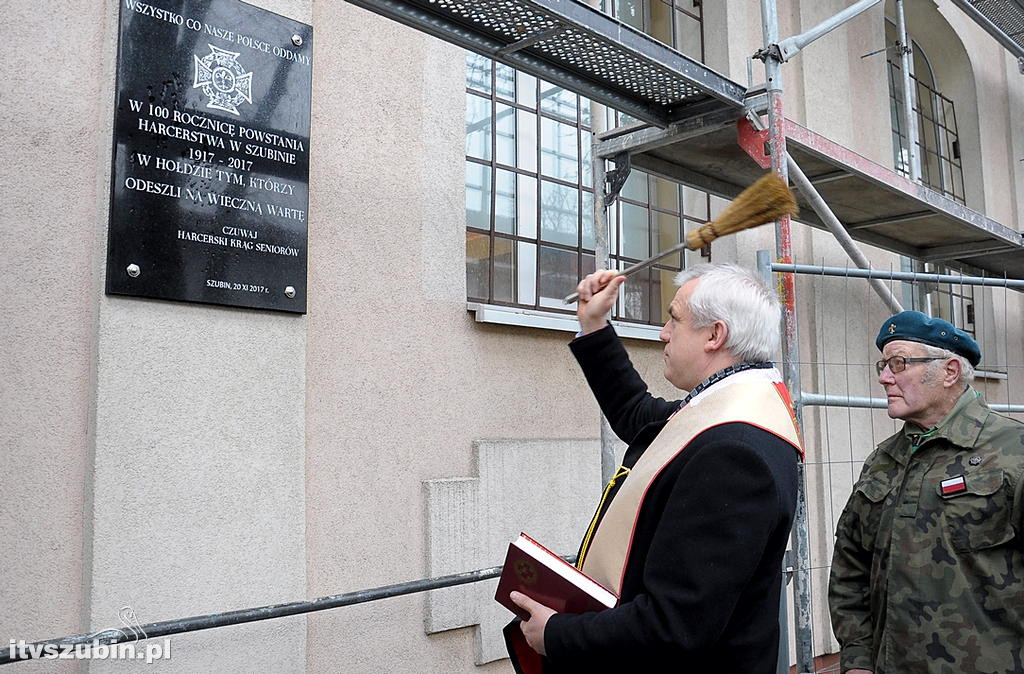 Harcerska tablica na murach MZS