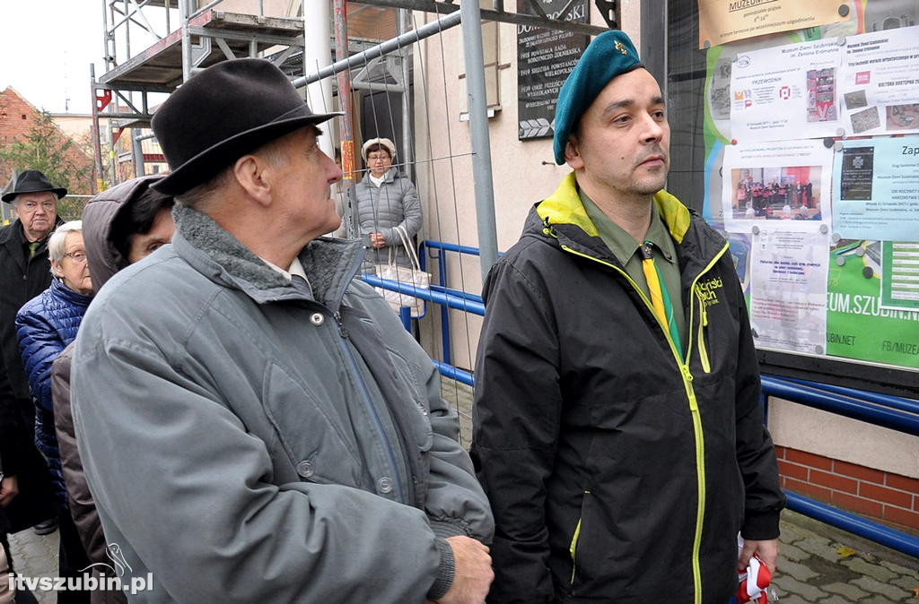 Harcerska tablica na murach MZS