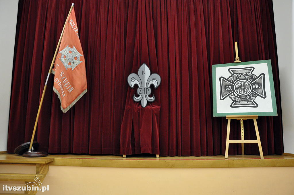 Harcerska tablica na murach MZS