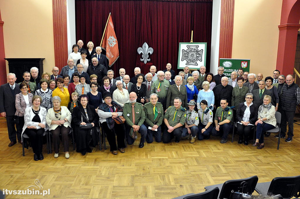 Harcerska tablica na murach MZS