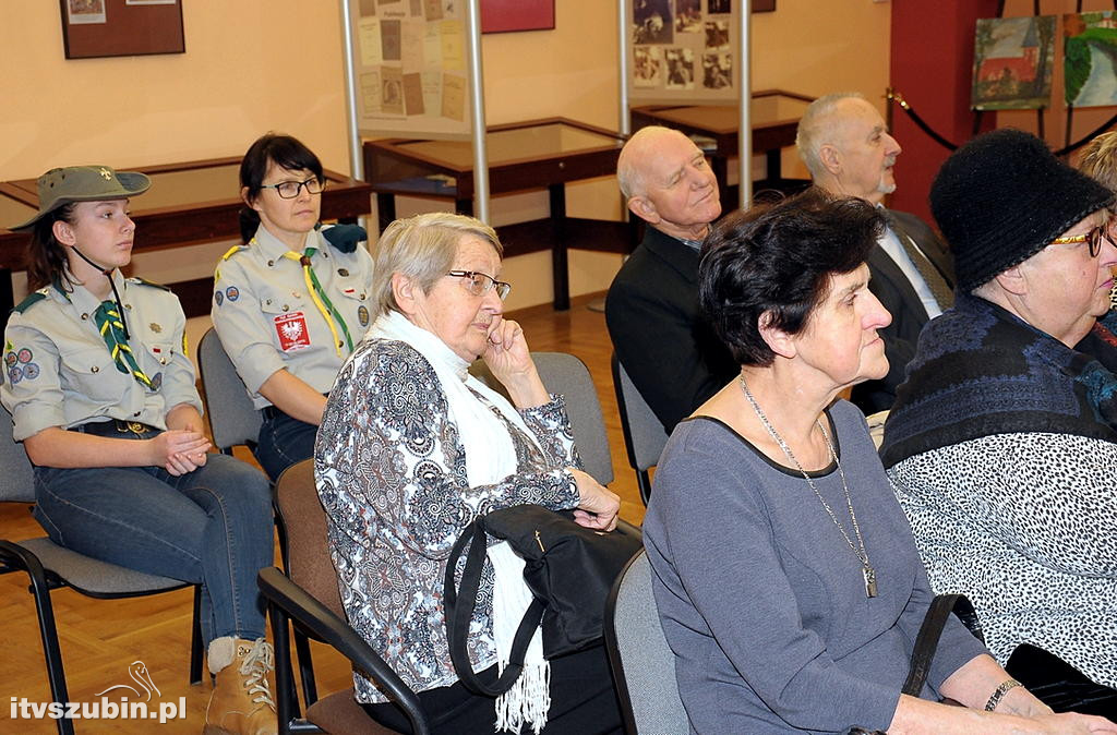 Harcerska tablica na murach MZS