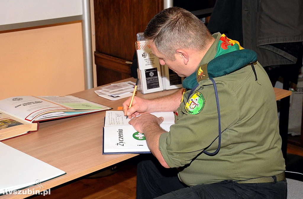 Harcerska tablica na murach MZS