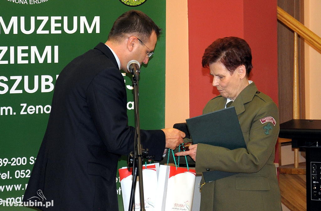 Harcerska tablica na murach MZS