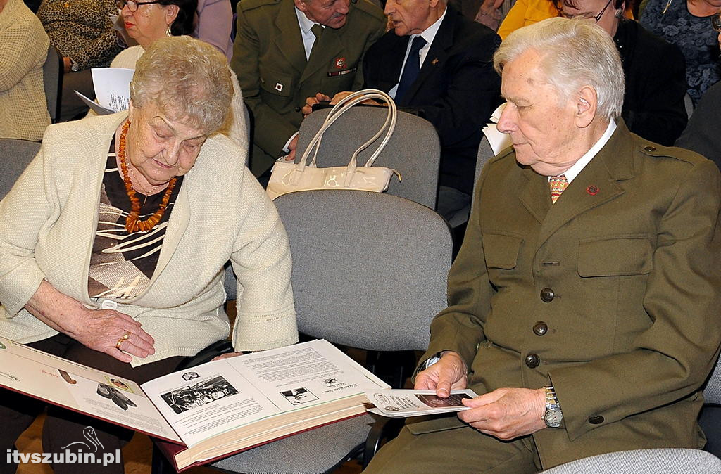 Harcerska tablica na murach MZS