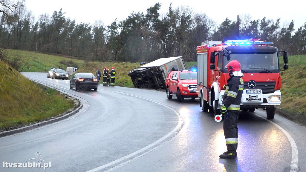 Samochód ciężarowy wywrócił się za Paterkiem