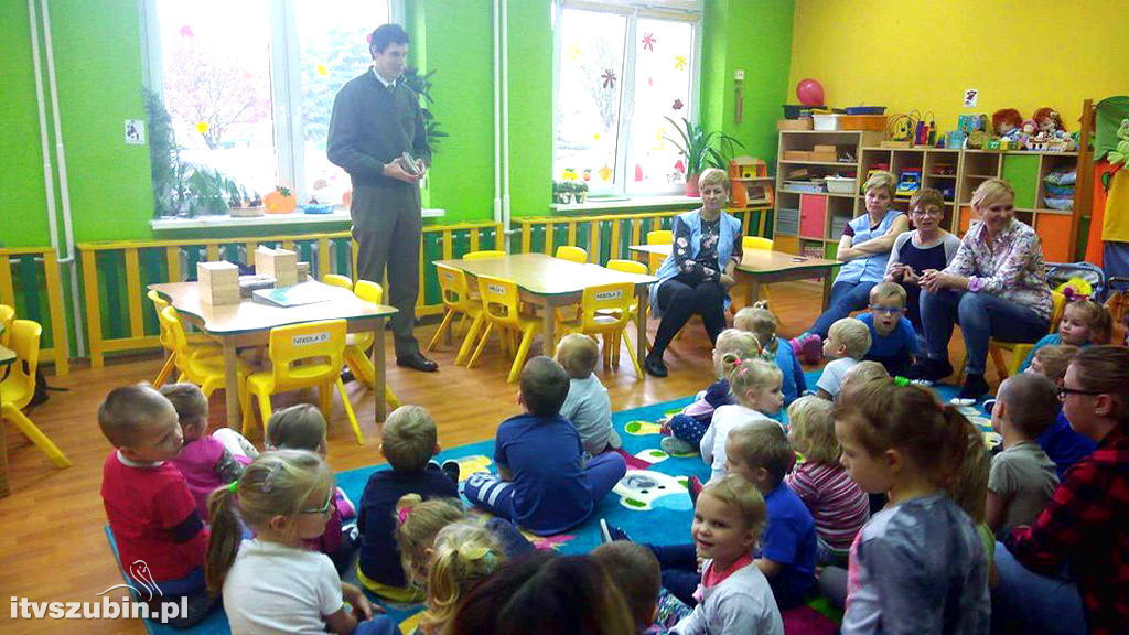 Przedszkolaki poznają las jesienią