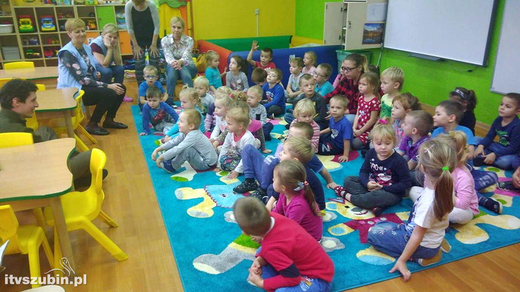 Przedszkolaki poznają las jesienią