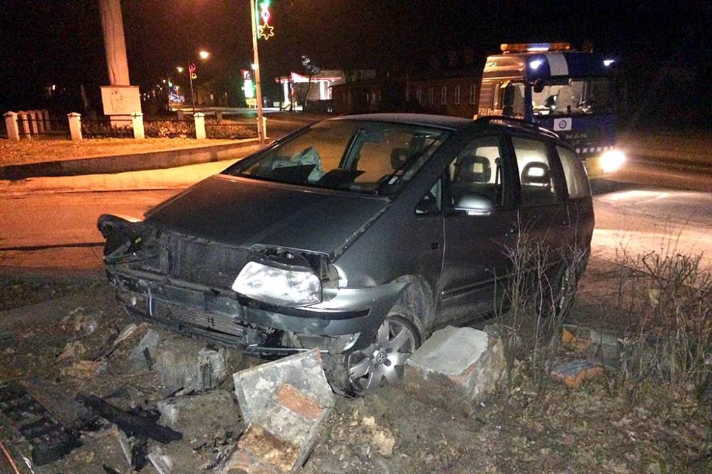 Sharanem staranował murek i uciekał na pieszo, miał ponad promil