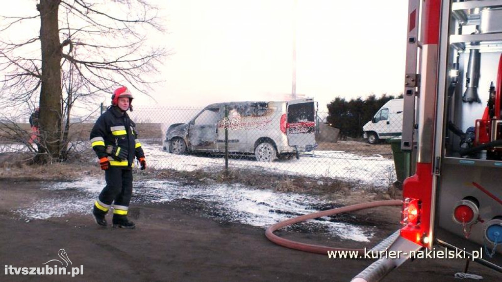 Spaliły się dwa samochody osobowe w Nakle