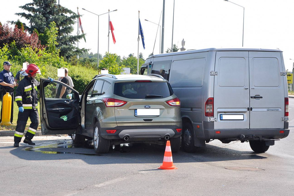 Kolizja busa z osobówką w Szubinie