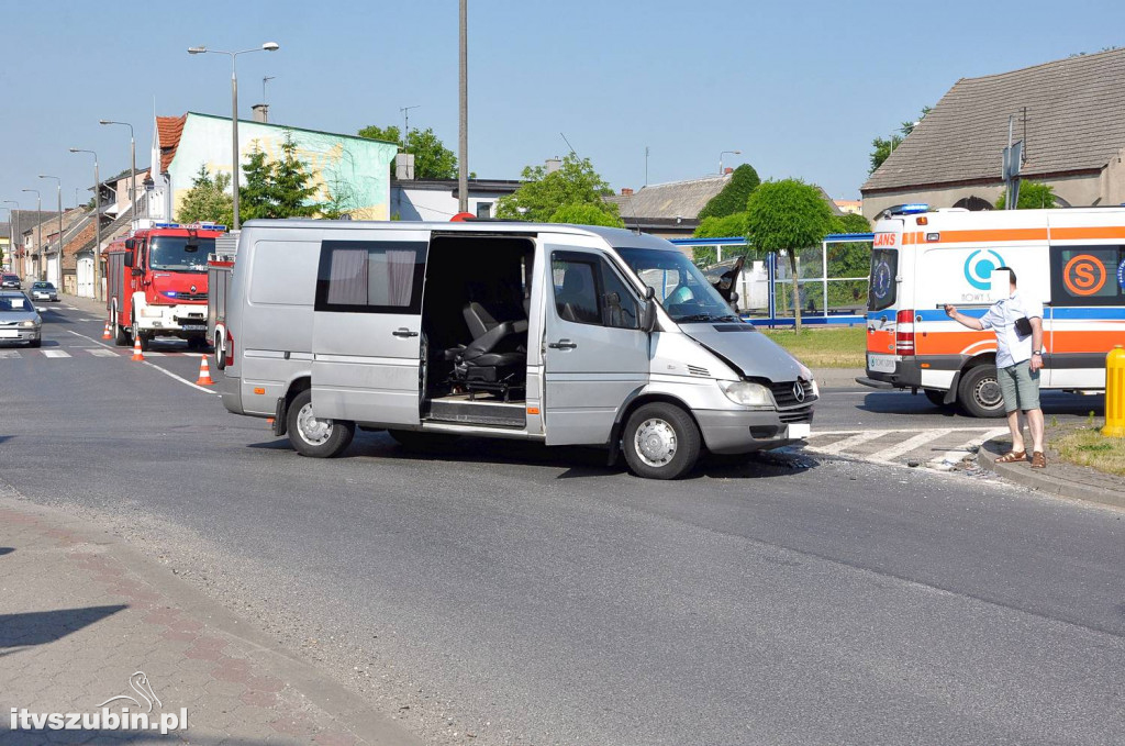 Kolizja busa z osobówką w Szubinie