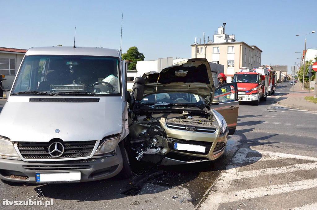 Kolizja busa z osobówką w Szubinie