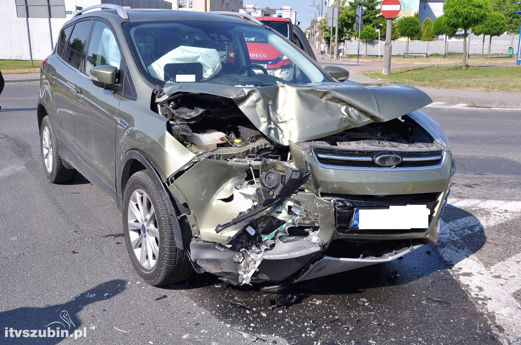 Kolizja busa z osobówką w Szubinie