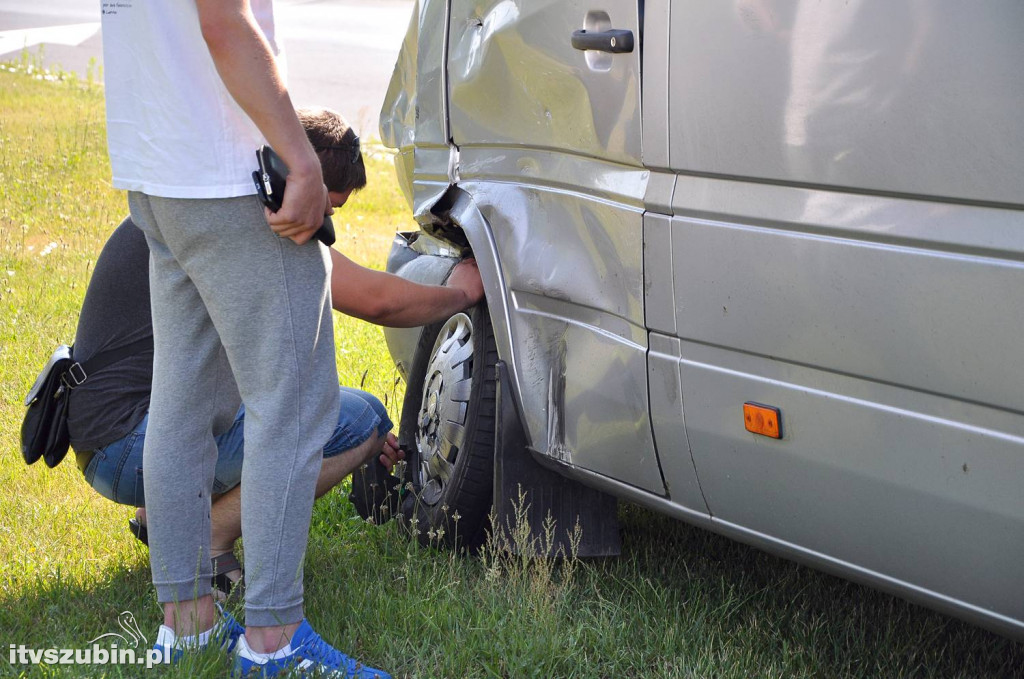 Kolizja busa z osobówką w Szubinie