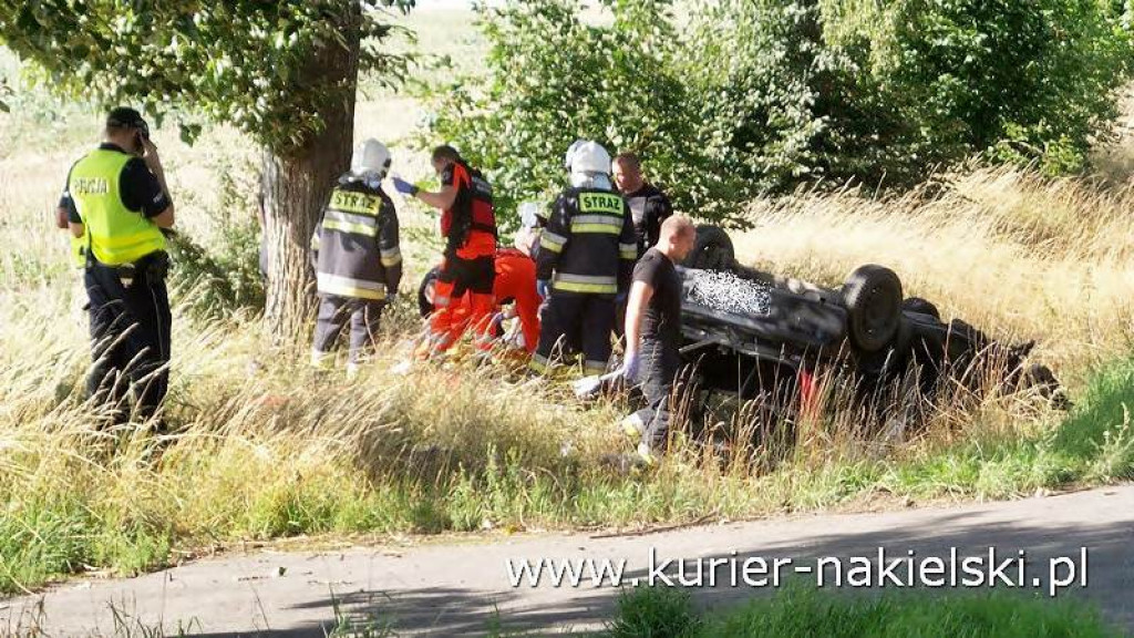 Zderzenie i dachowanie dwóch osobówek