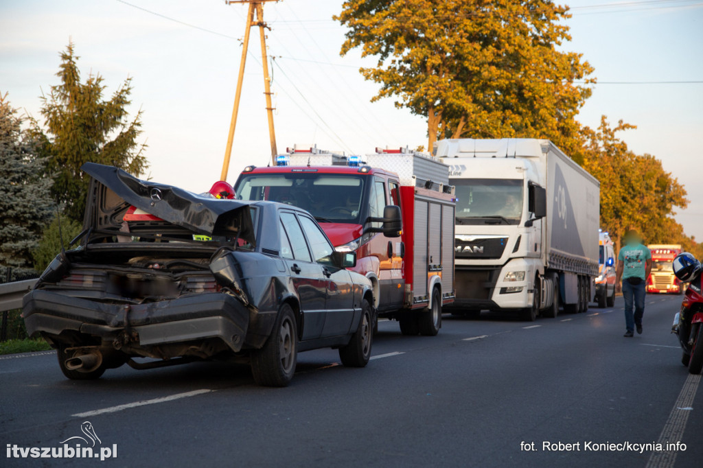 Honda uderzyła w tył mercedesa