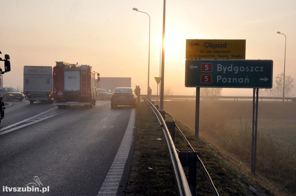 Zderzenie dwóch osobówek na DK5