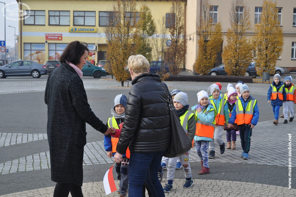 Trzysta chorągiewek na szubińskim Rynku