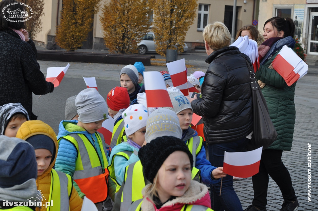 Trzysta chorągiewek na szubińskim Rynku