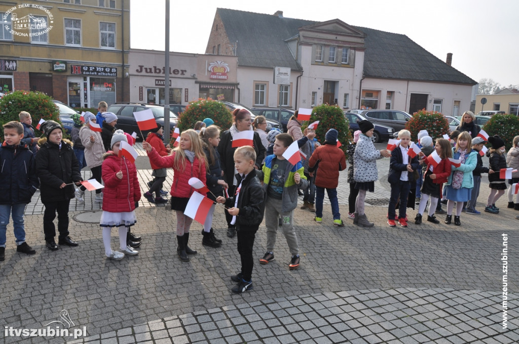 Trzysta chorągiewek na szubińskim Rynku
