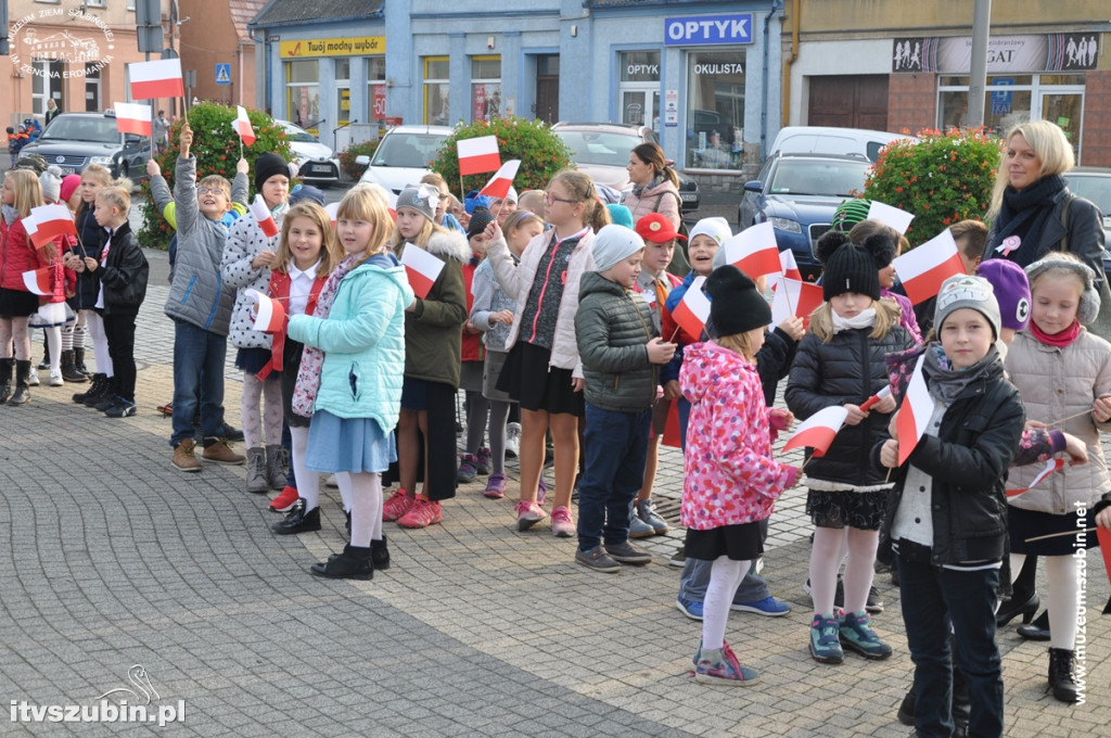 Trzysta chorągiewek na szubińskim Rynku