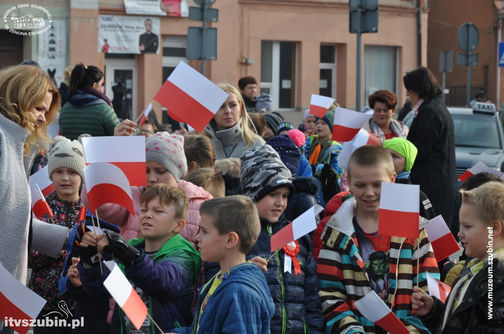 Trzysta chorągiewek na szubińskim Rynku