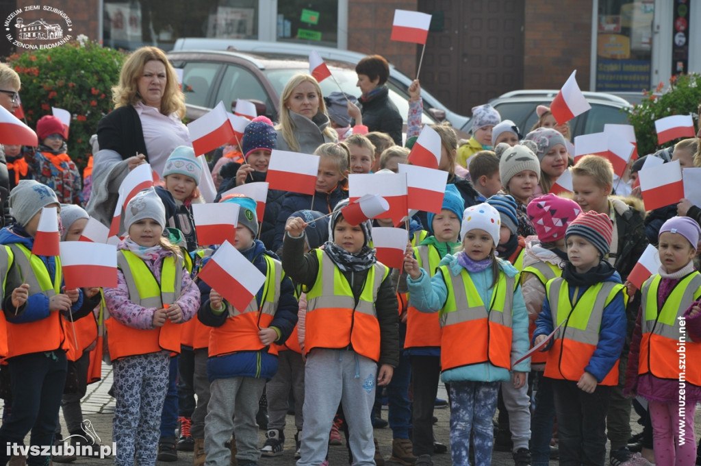 Trzysta chorągiewek na szubińskim Rynku