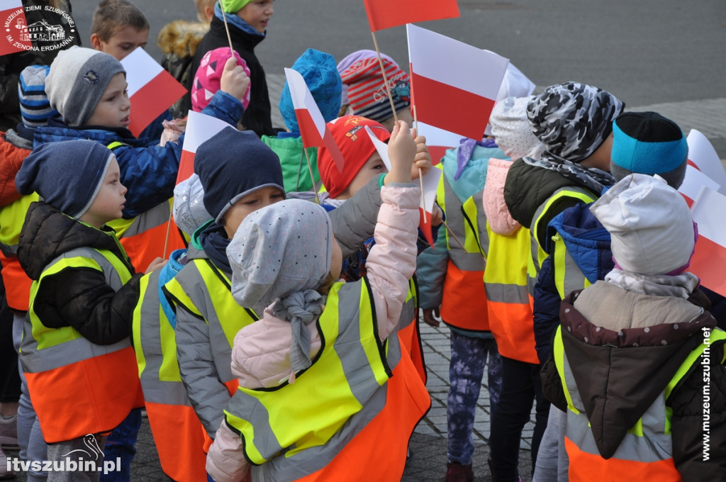 Trzysta chorągiewek na szubińskim Rynku