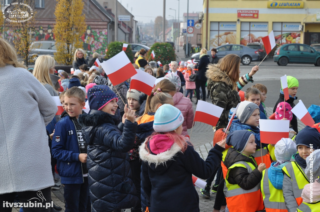 Trzysta chorągiewek na szubińskim Rynku