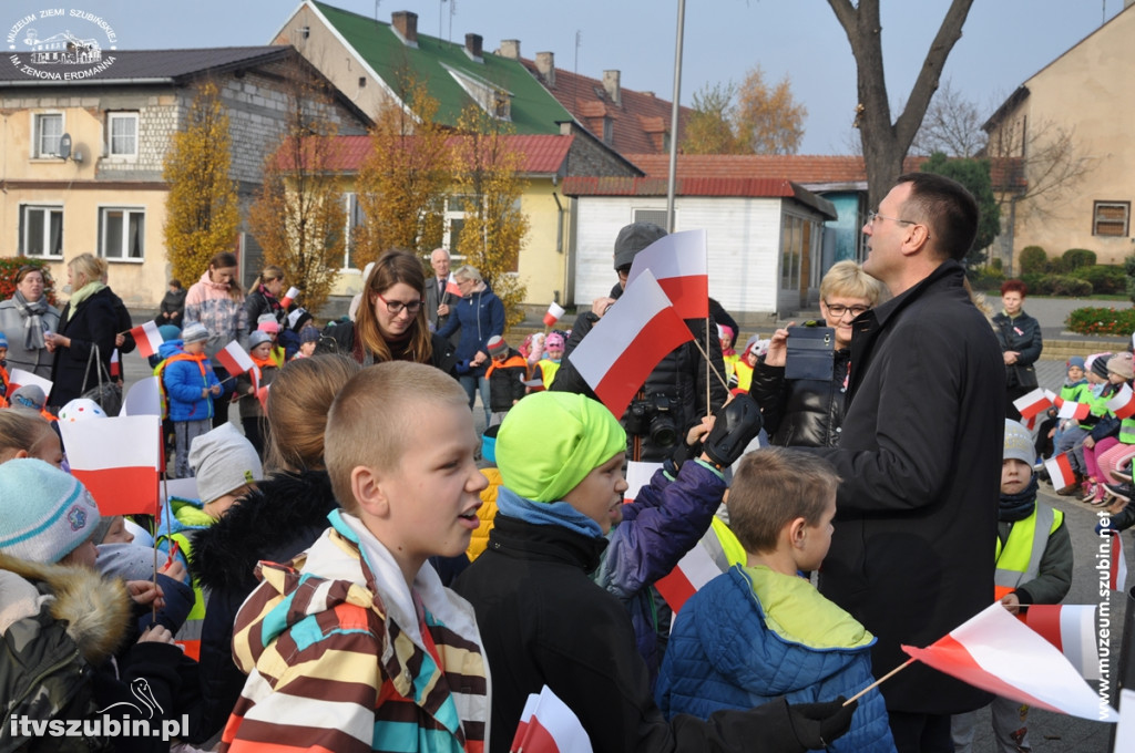 Trzysta chorągiewek na szubińskim Rynku