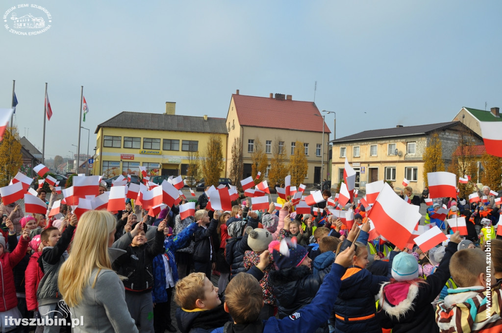 Trzysta chorągiewek na szubińskim Rynku