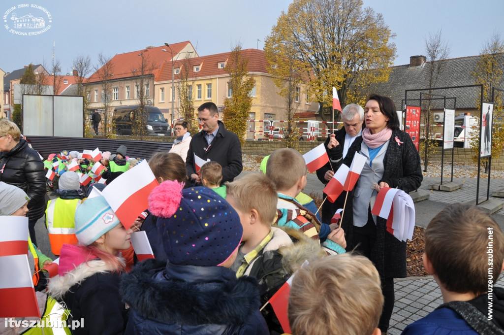 Trzysta chorągiewek na szubińskim Rynku