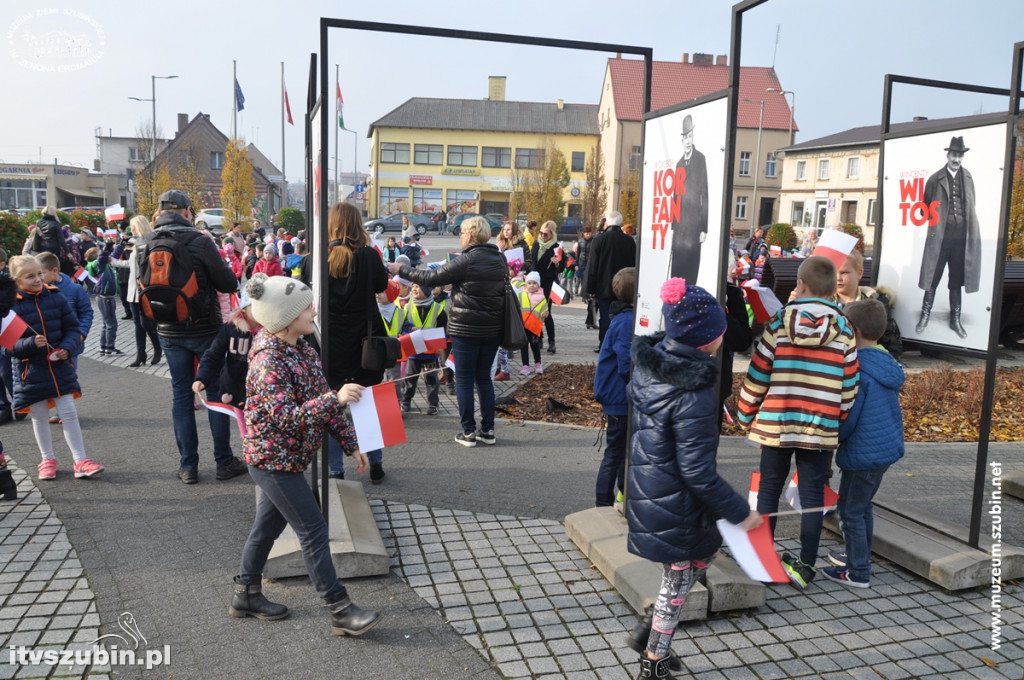 Trzysta chorągiewek na szubińskim Rynku