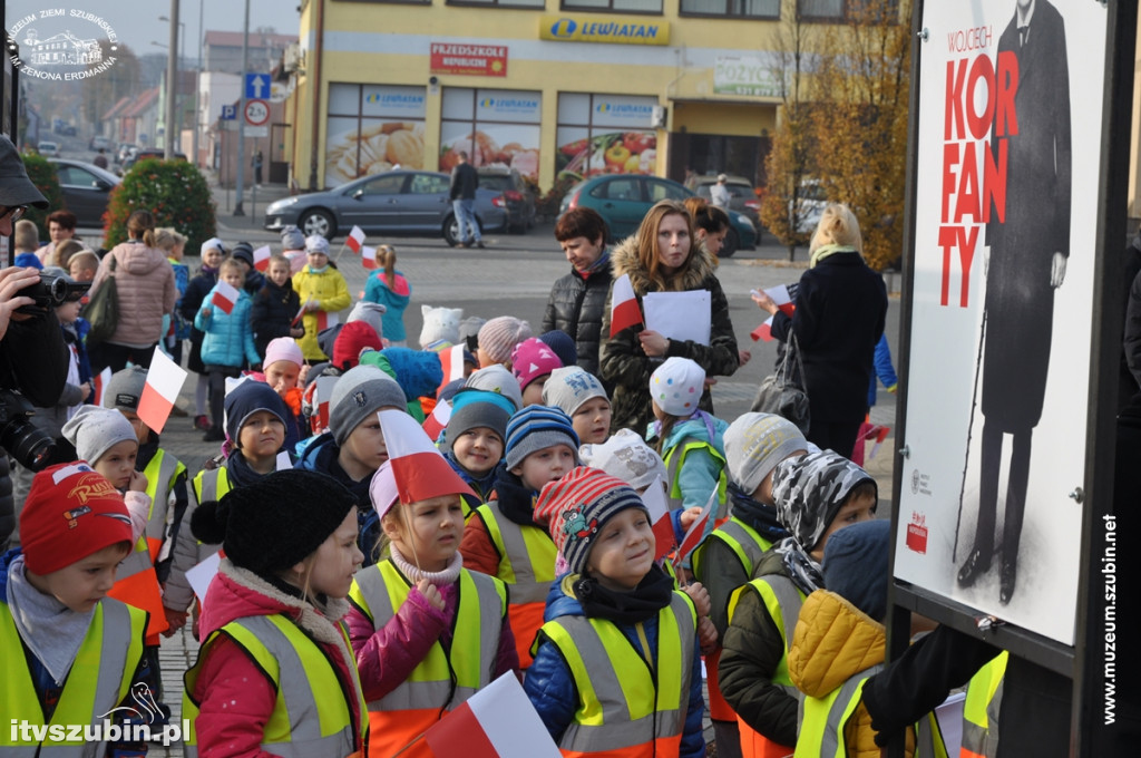 Trzysta chorągiewek na szubińskim Rynku