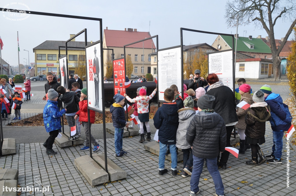 Trzysta chorągiewek na szubińskim Rynku