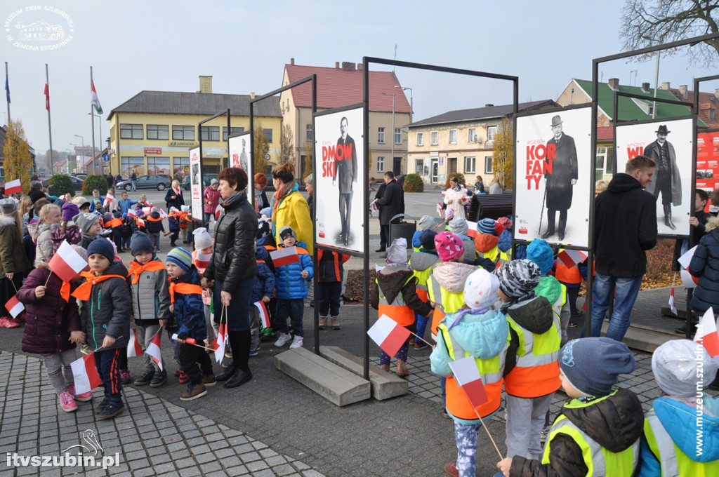 Trzysta chorągiewek na szubińskim Rynku