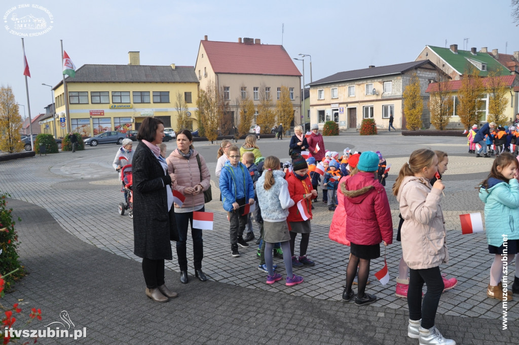Trzysta chorągiewek na szubińskim Rynku