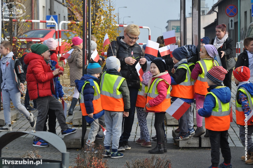 Trzysta chorągiewek na szubińskim Rynku