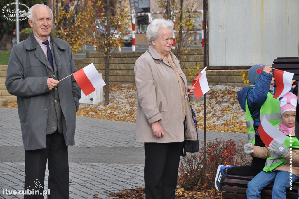 Trzysta chorągiewek na szubińskim Rynku