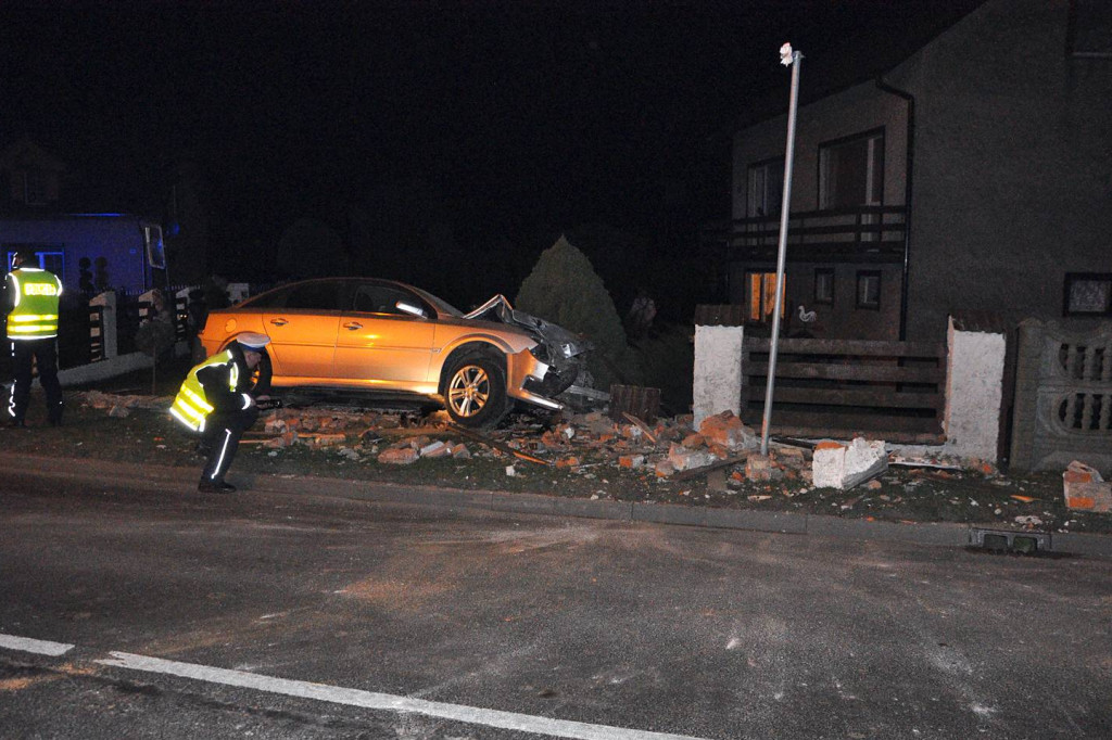 Wjechał w płot, uciekł z miejsca kolizji