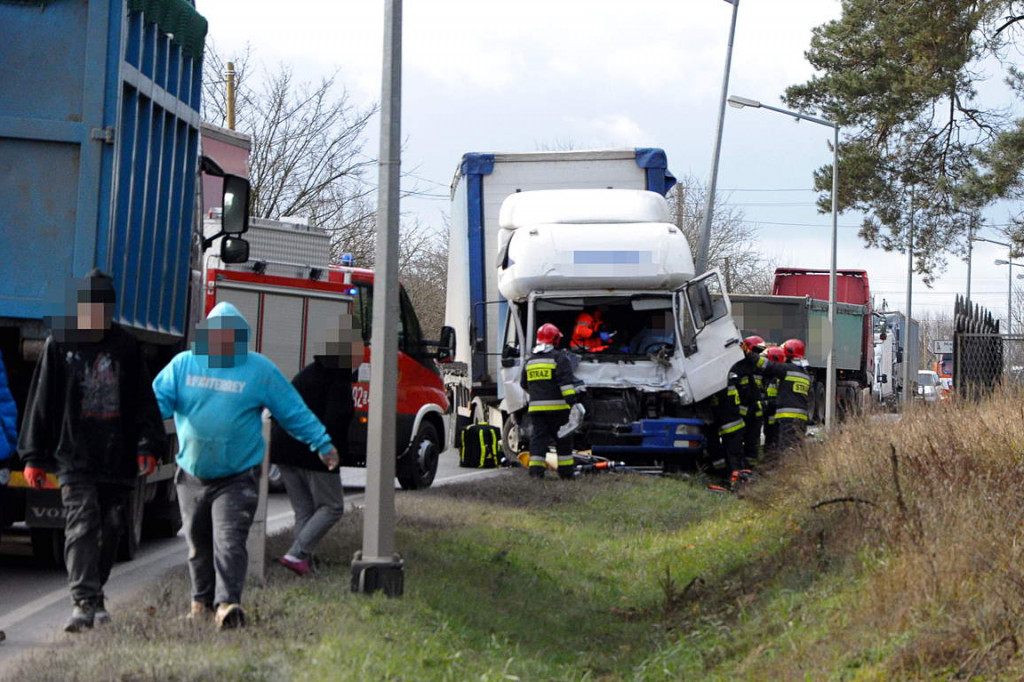 Kolizja dwóch ciężarówek w Szubinie