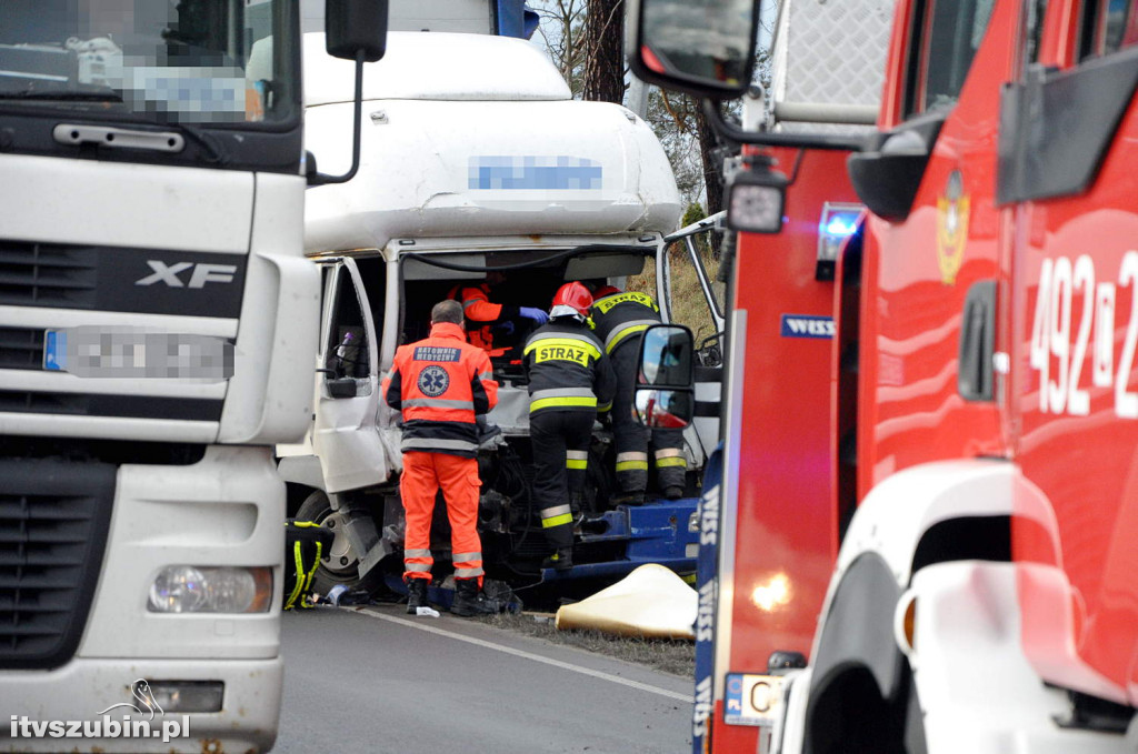 Kolizja dwóch ciężarówek w Szubinie