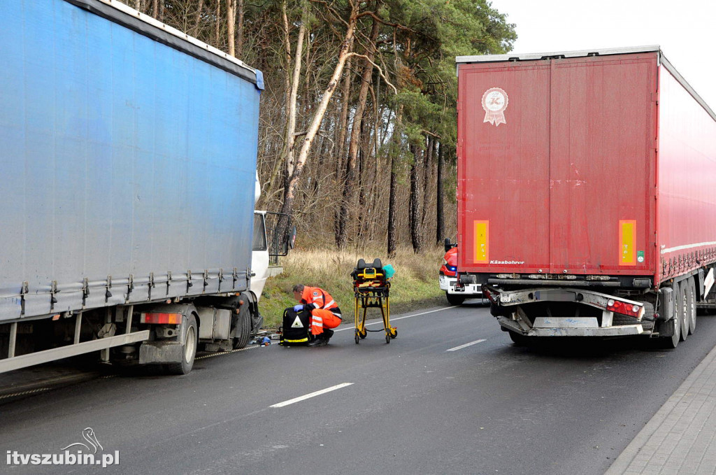Kolizja dwóch ciężarówek w Szubinie